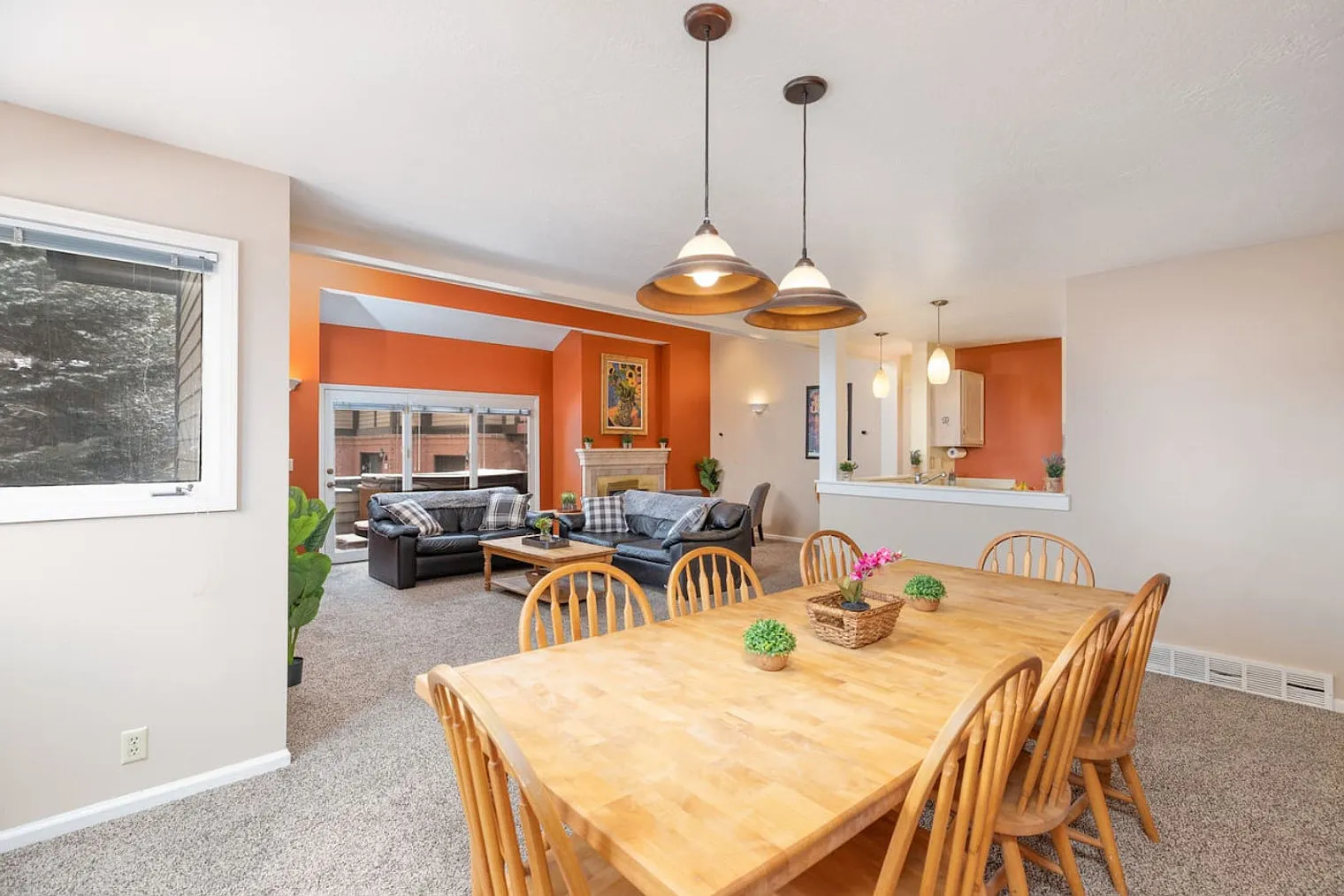 4 bed, 2.0 bath, 2098 sqft, $3,900 — Photo 2