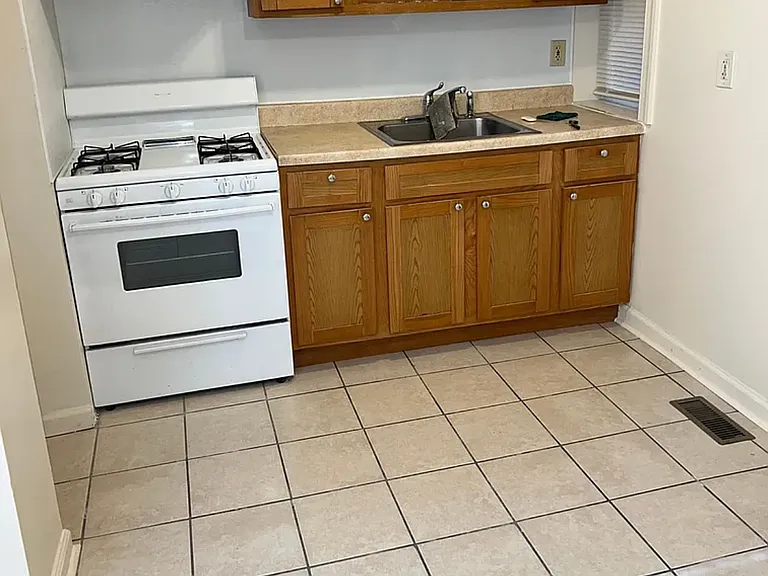 6138 Ludlow St #1 — Photo 8