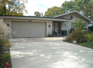 270 Stonegate Rd, Clarendon Hills, IL 60514