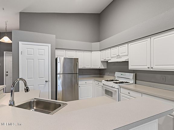 2nd image of 13810 SUTTON PARK Drive N #1338