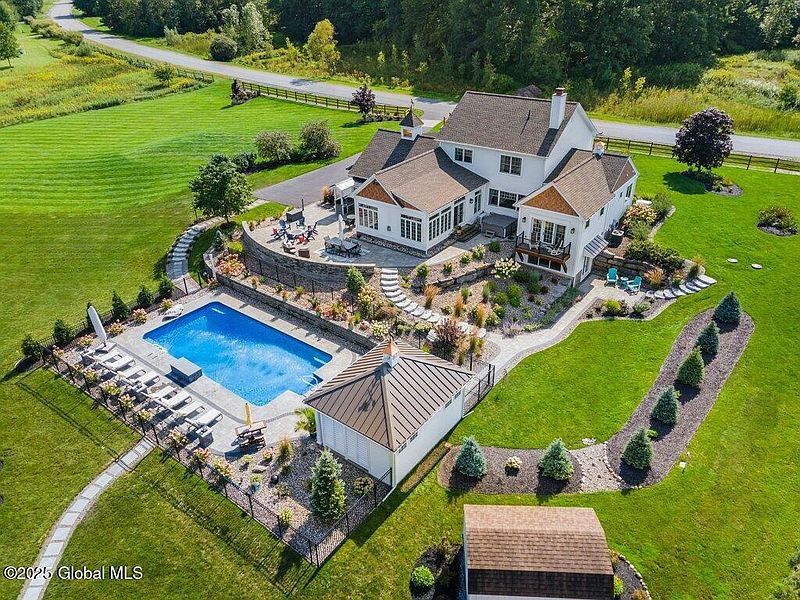 3rd image of 16 Saratoga Farm Road