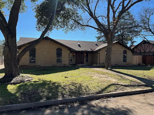 2429 Kingsbridge Dr