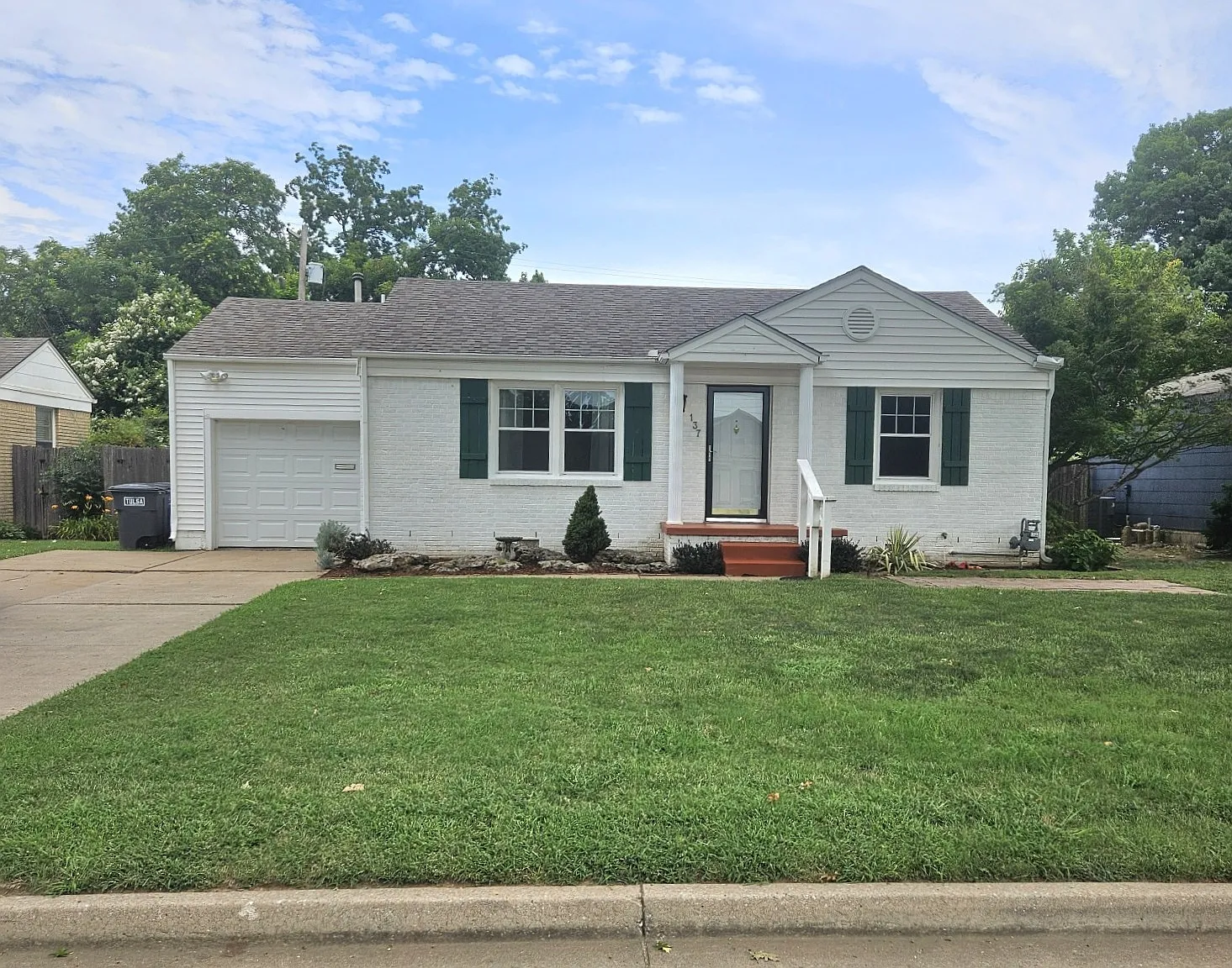 2 bed, 1.0 bath, 888 sqft, $1,960 — Photo 2