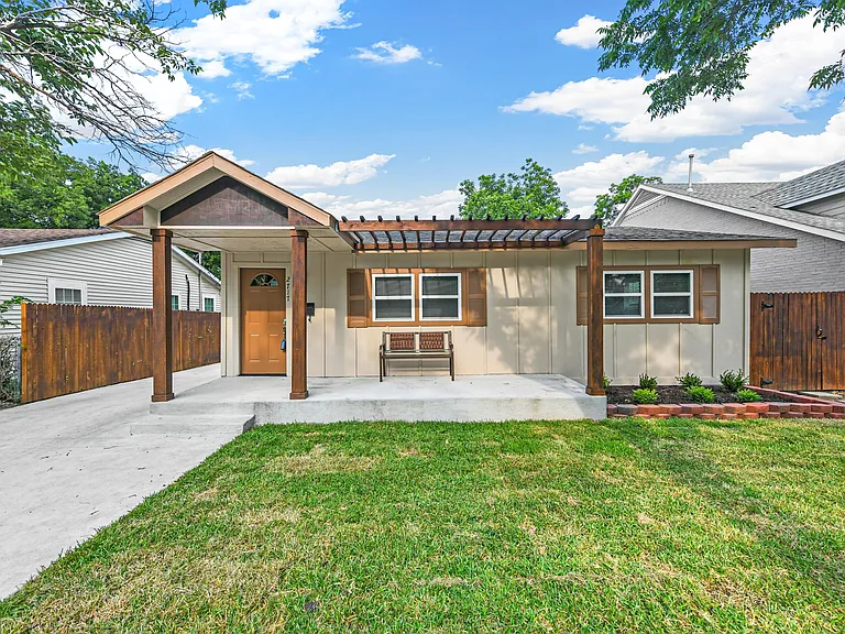 2717 Townsend Dr — Photo 1