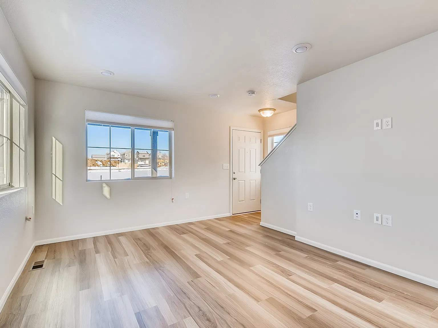 2 bed, 1.5 bath, 896 sqft, $2,200 — Photo 2