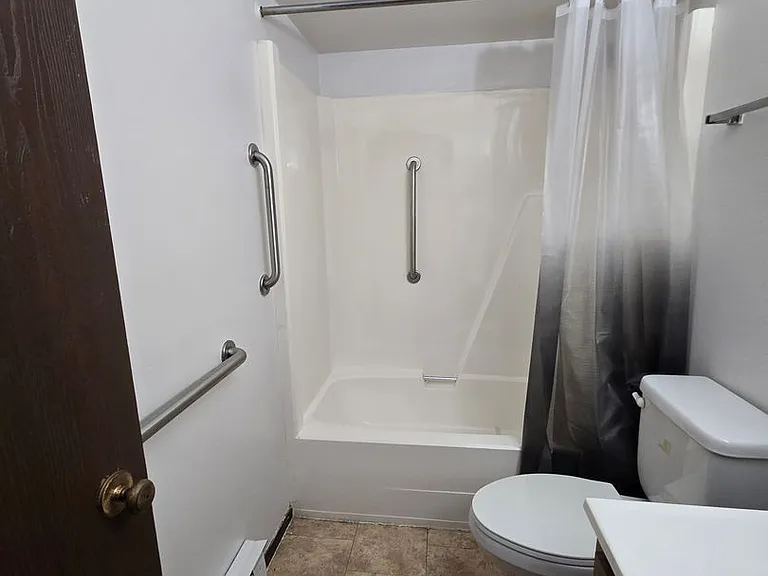 103-105 107 Martin Dr — Photo 13