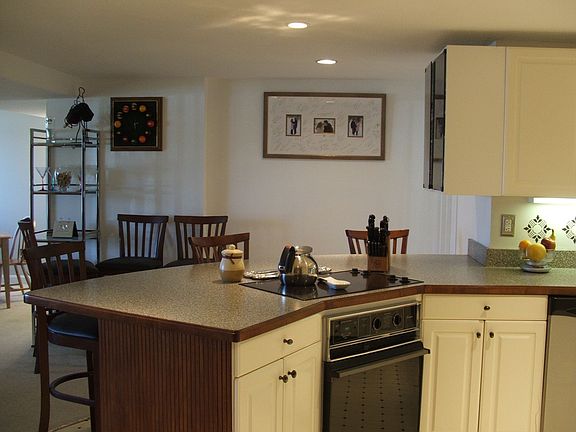 Large kitchen peninsula