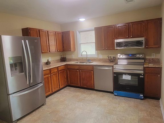 4th image of 121 Leah Ct