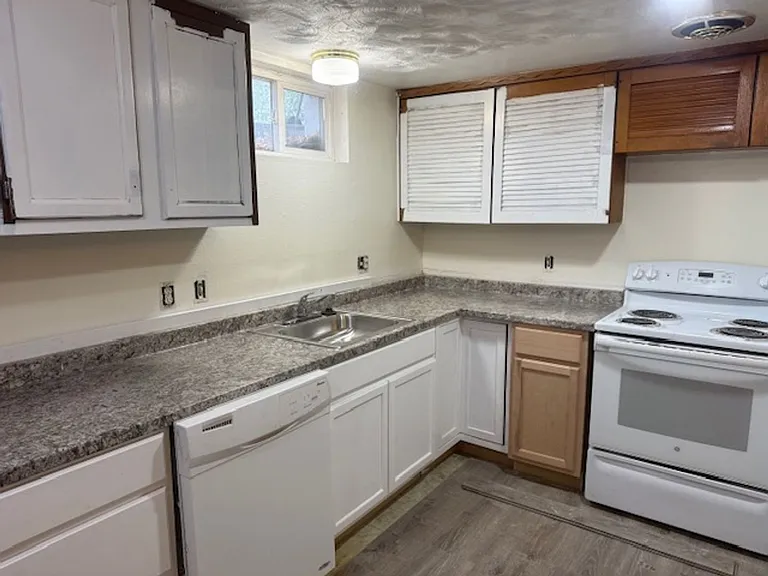 180 Laurel St — Photo 8