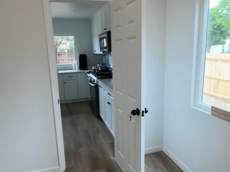 1041 Landsford St — Photo 2