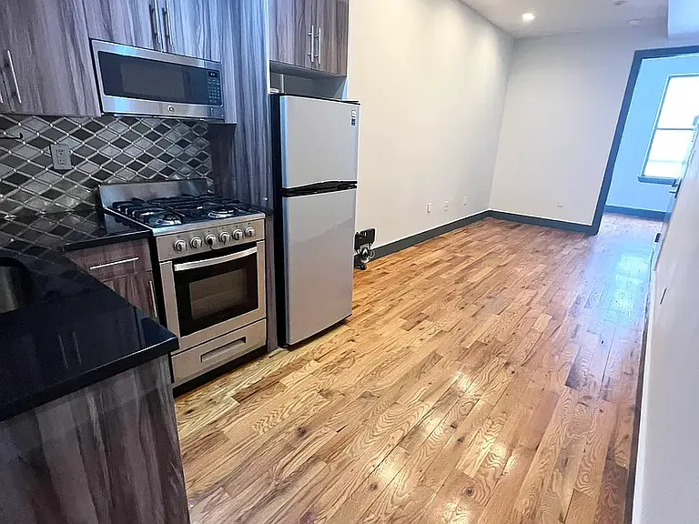 107 Wilson Ave #2R — Photo 2