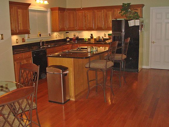 Kitchen w Granite+Hardwood