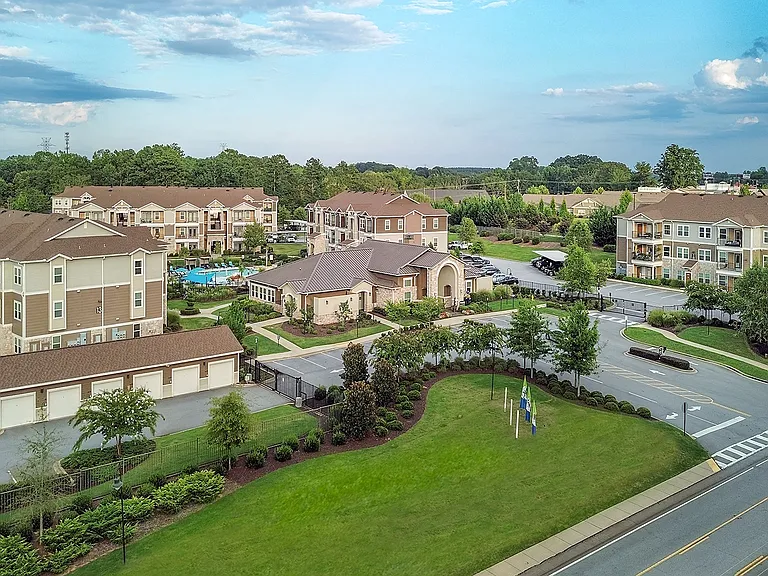 POINTE AT GREENVILLE APARTMENTS — Photo 39