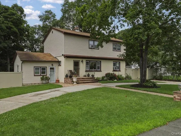 485 Lockwood Drive, Shirley, NY 11967
