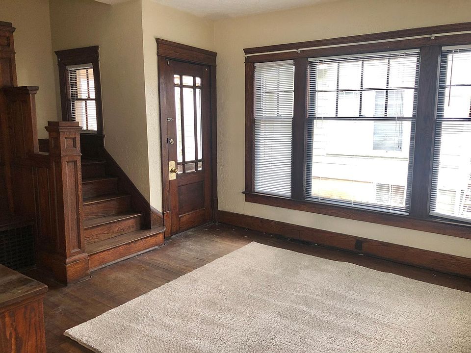 Living Room / Front Entrance
