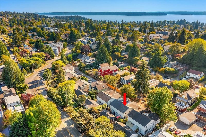 4th image of 5615 Fauntleroy Way SW