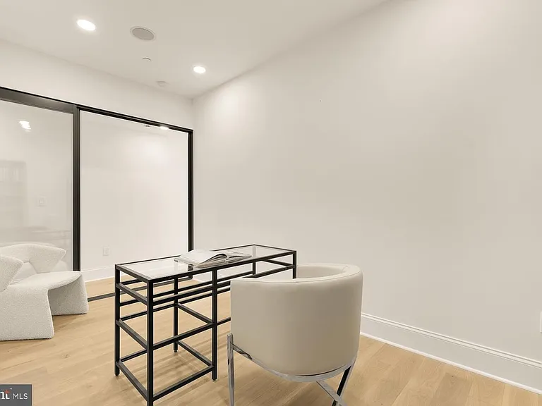 733 Euclid St NW #101 — Photo 5