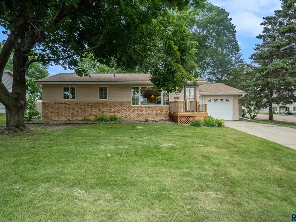 721 N Catherine Ave, Madison, SD 57042