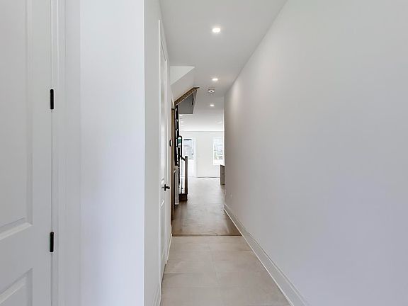 4th image of 11 Dennison St S