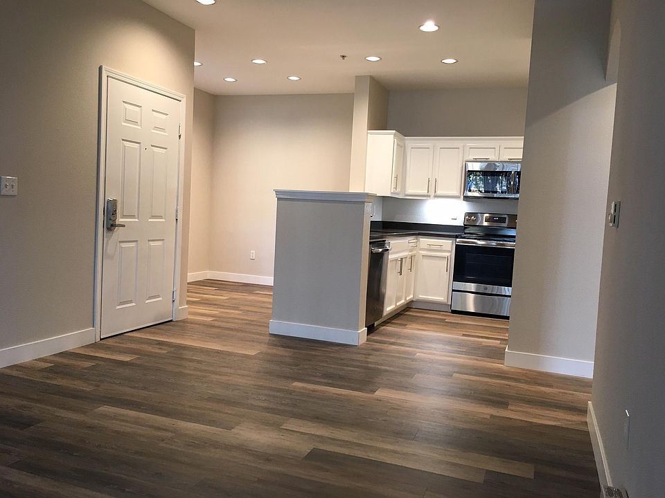 2x2 / 855 sf - Living, Kitchen, Dining