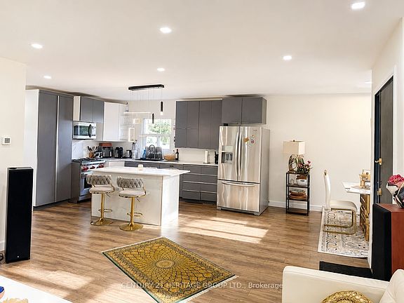 5th image of 124 Regina Ave