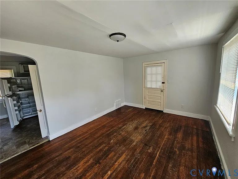 3909 Larchmont Ln — Photo 3