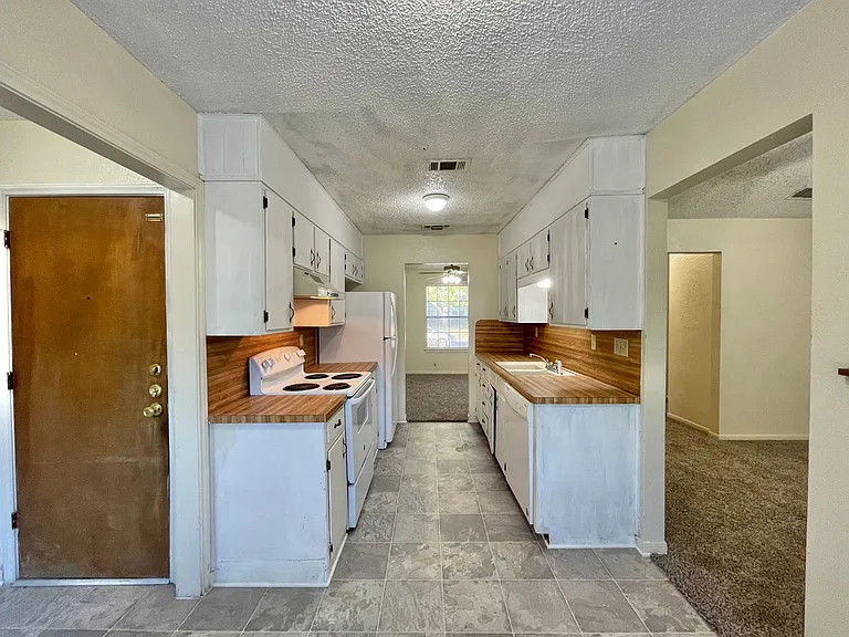 2402 Kirk Cir — Photo 7
