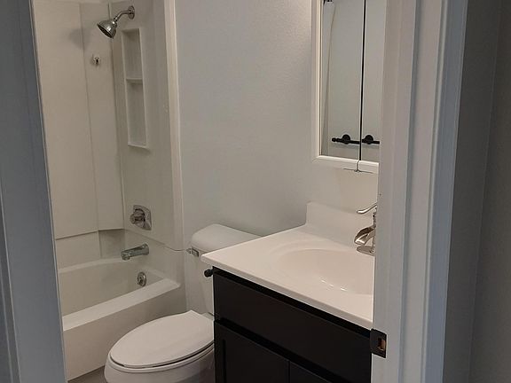 4th image of 5-906 E D St #5