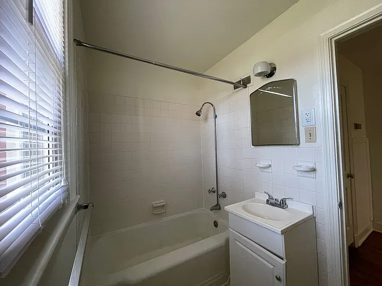 Latham Park Manor — Photo 16