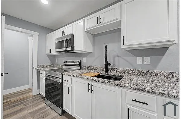 Building Photo - 209 N Xenophon Ave #B