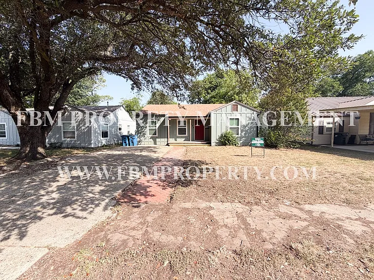 1606 Cherry Ave — Photo 2