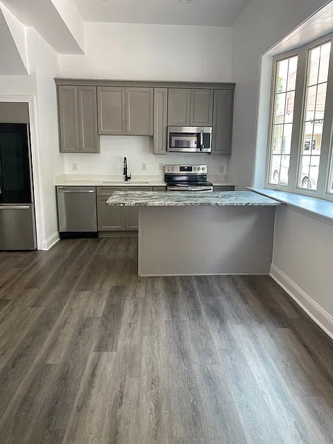 3 bed, 1000 sqft, $2,200 — Photo 3