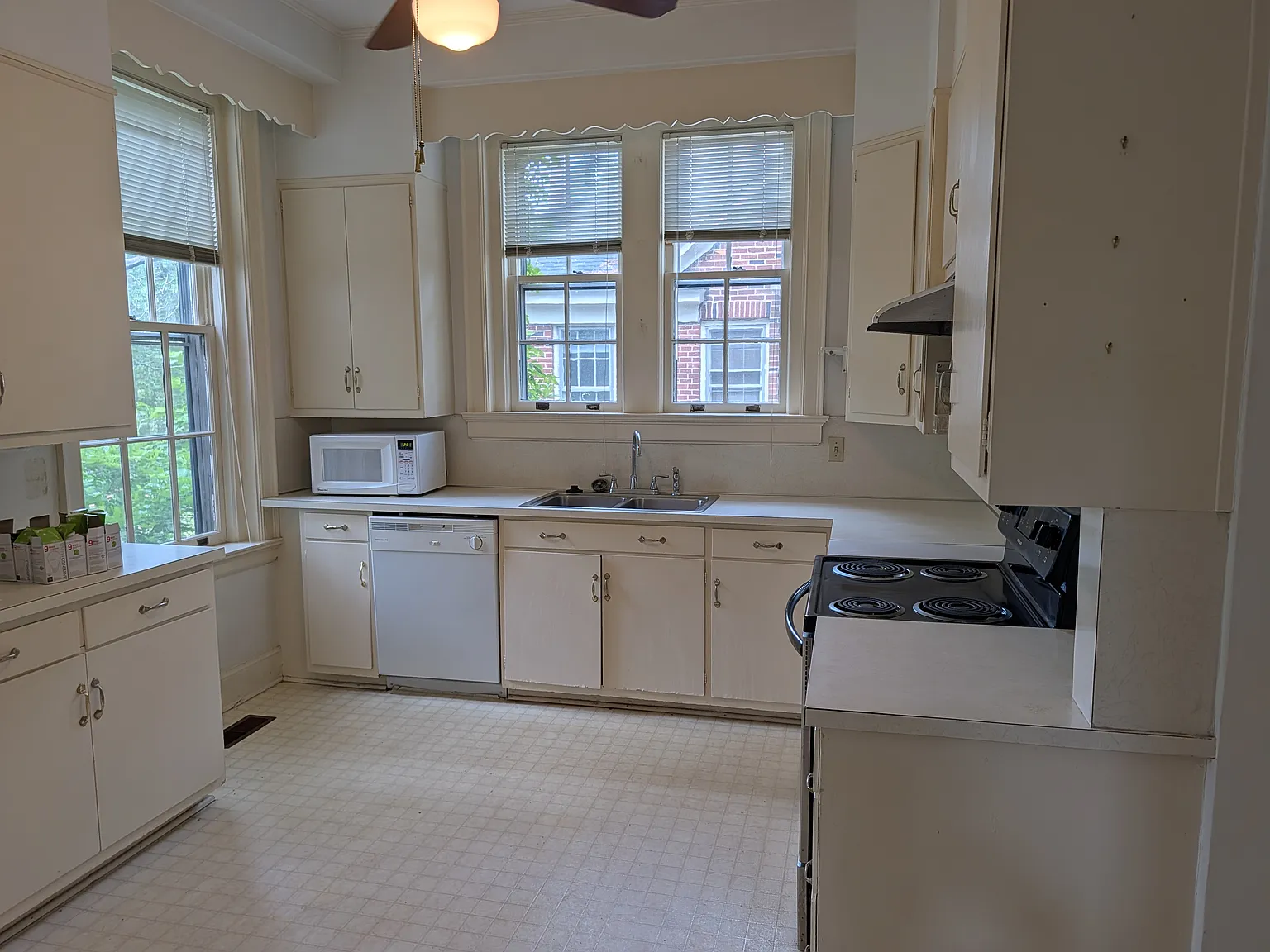 4 bed, 1.5 bath, $2,400 — Photo 4