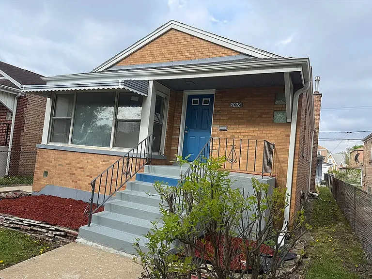 9028 S Carpenter St — Photo 1