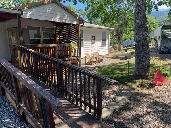 240 Mobile Dr, Ashland, OR 97520