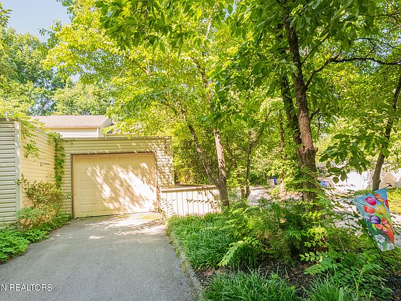 2nd image of 709 Idlewood Ln
