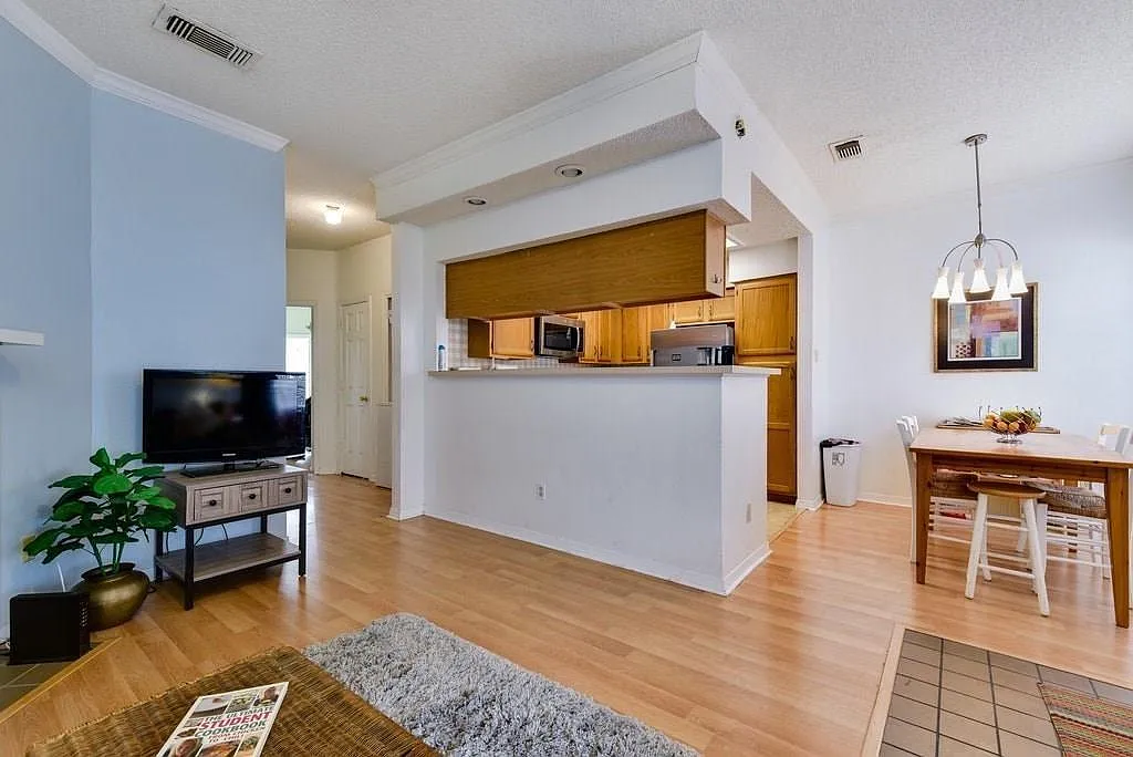 Building Photo - 915 W 23rd St #101