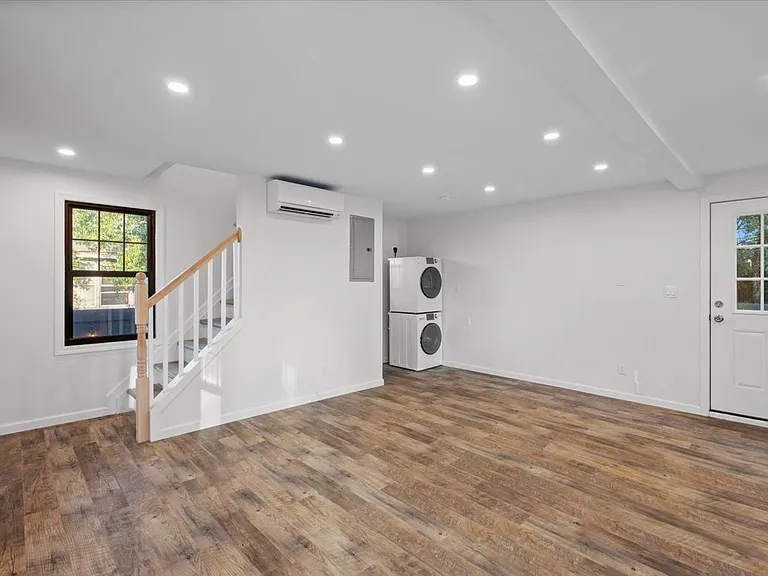 90 Ditmars St — Photo 4