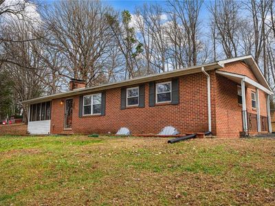 208 Crestwood Dr, Pilot Mountain, NC, 27041