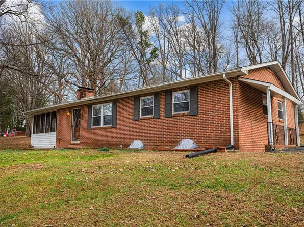 208 Crestwood Dr, Pilot Mtn, NC 27041