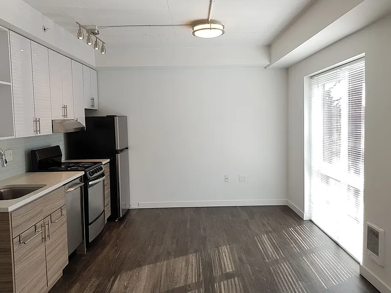 Hamilton- Your Bright, Modern City Home! — Photo 42