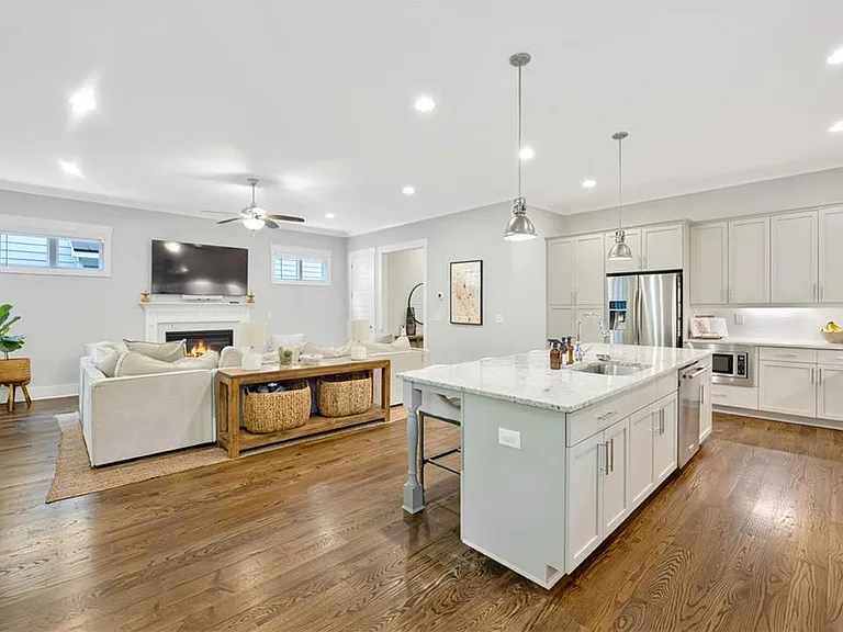 2230 Main St NW — Photo 12