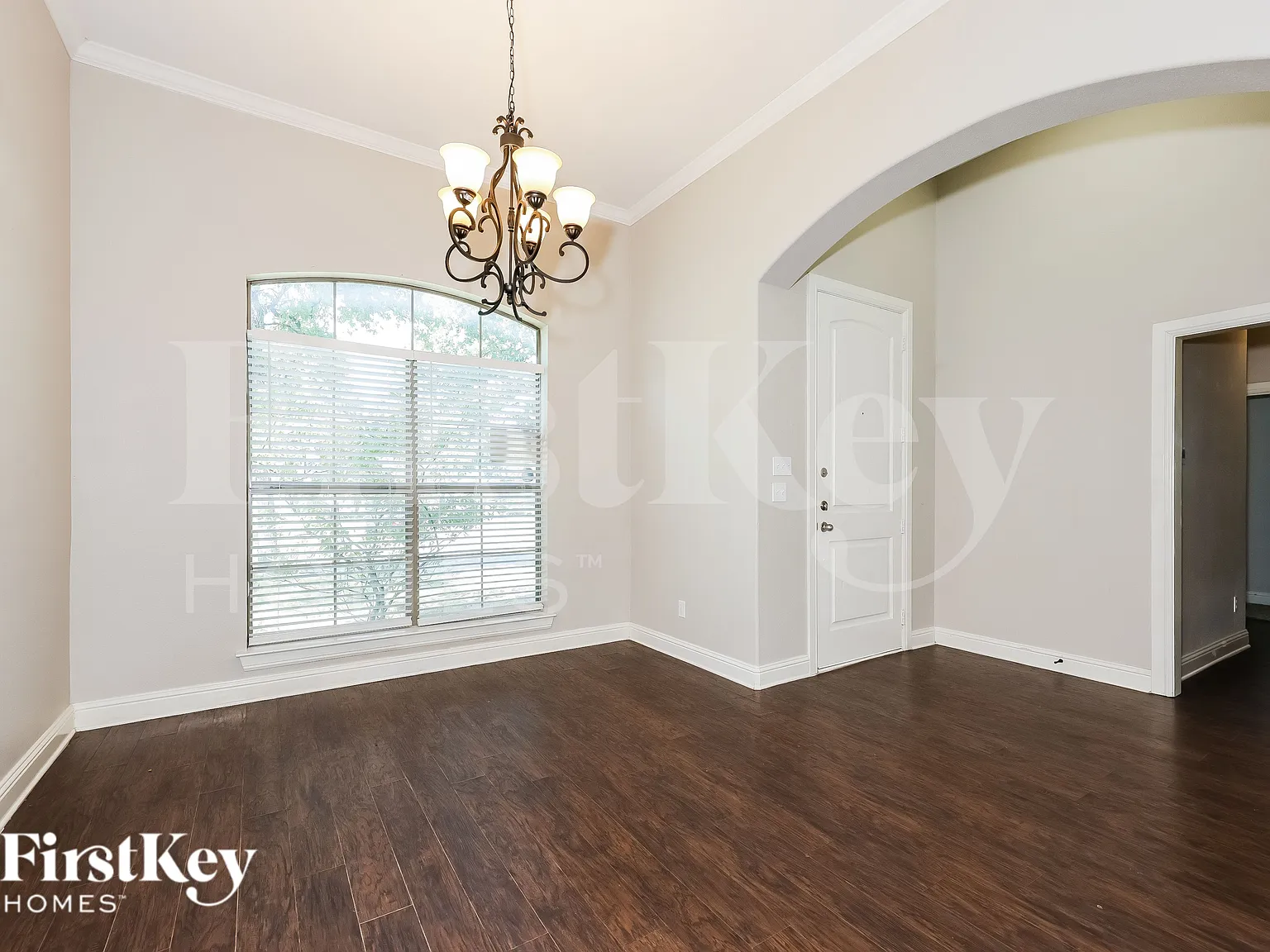 3 bed, 2.0 bath, 1841 sqft, $2,370 — Photo 4