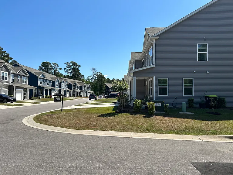 3647 Roseblossom Dr — Photo 4