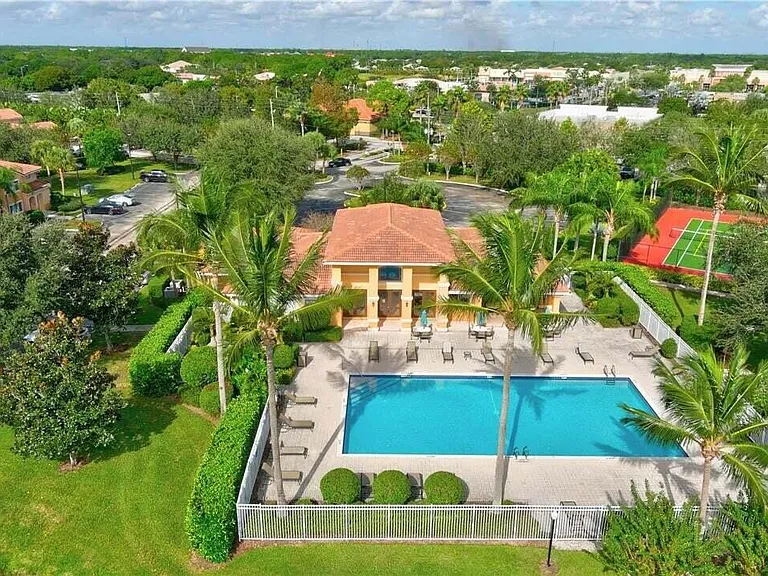 231 SW Palm Dr #207 — Photo 22