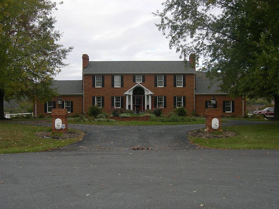 Circular driveway , professionally landscaped, cul de sac