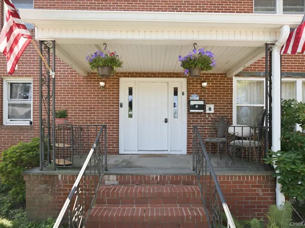 7 Kelly St, Glen Cove, NY 11542