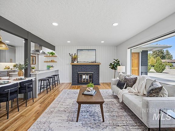 2nd image of 4015 W Hillcrest Dr