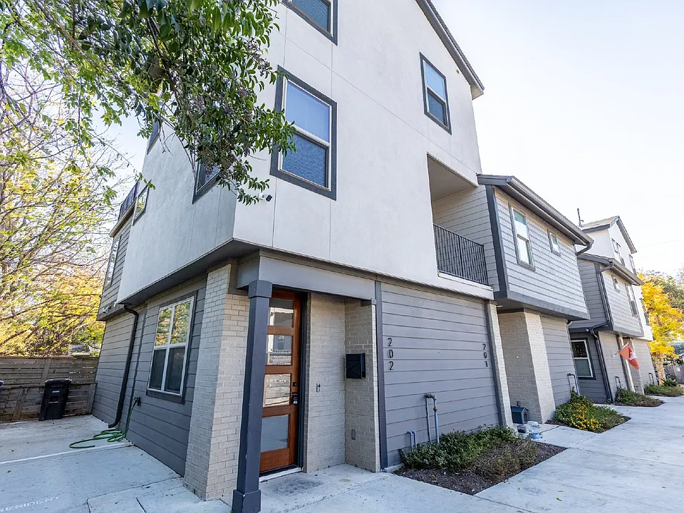 130 Rose Ln #202