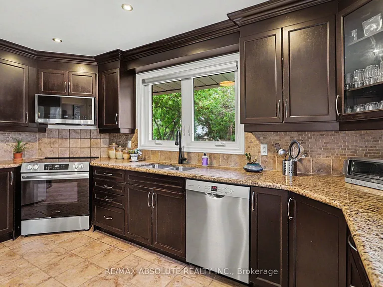 805 Smyth Rd — Photo 16